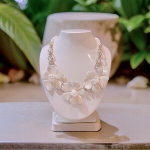 Elegant White Floral‎ Necklace